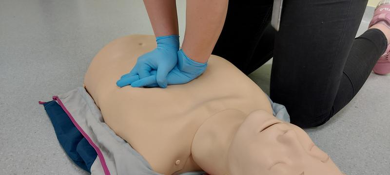 Uciskanie klatki piersiowej