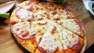Czy pizza w ciąży to dobry wybór? Sprawdź rodzaje pizzy, które możesz jeść!