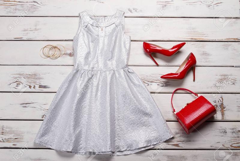 Jakie buty do srebrnej sukienki będą idealnym wyborem?