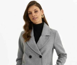 Plaszcz z poliestru – czy to dobry wybór? Opinie i porady dla stylowych użytkowników