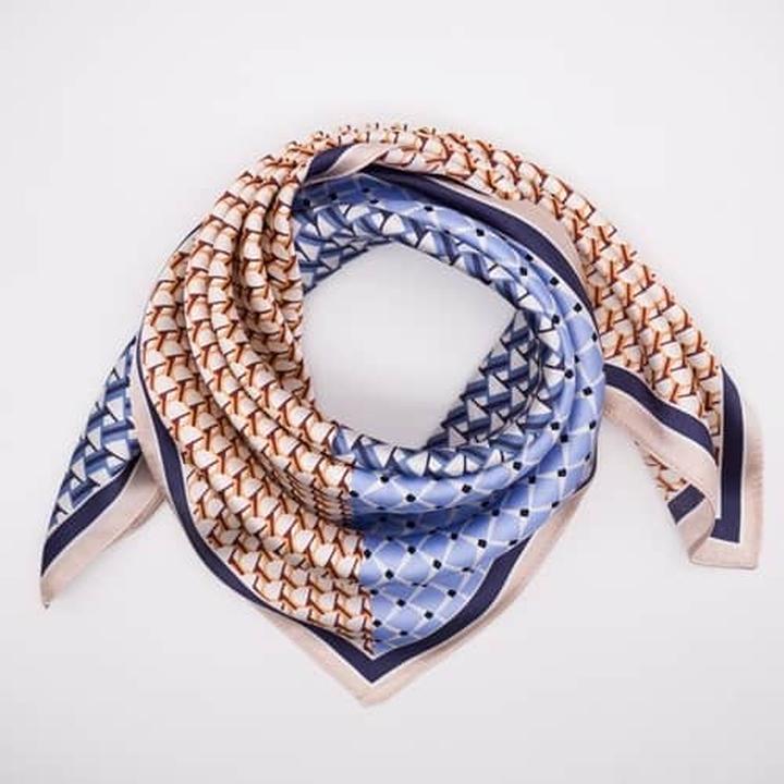 Jedwabne apaszki a karnacja