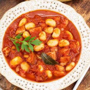 Fasolka po bretonsku w ciąży – bezpieczny wybór czy lepiej unikać?