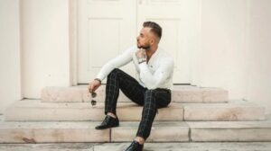 Odwaga w męskiej modzie: jak przełamywać stereotypy i podążać własną ścieżką