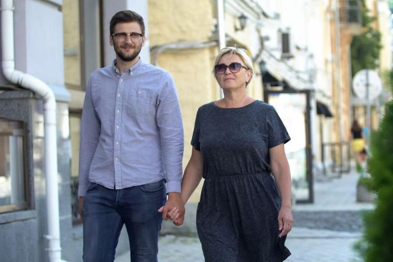 Związek z młodszym mężczyzną o 20 lat – czy warto podjąć to wyzwanie?