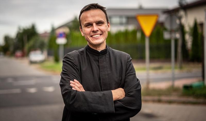 Ksiądz z osiedla: Kim jest znany youtuber i jaka jest jego rodzina oraz życie prywatne?