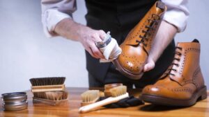 Jak skutecznie wyczyścić białe buty – sprawdź najlepsze metody i środki!