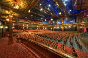 Stylowo i elegancko: jak się ubrać do teatru na każdą okazję